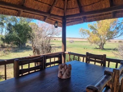 SpringfonteinGaringboom Guest Farm的享有田野景色的门廊上的桌子