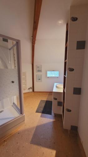 MonthoironLa maison ronde et ses 2 cahutes的一间空浴室,内配水槽和镜子