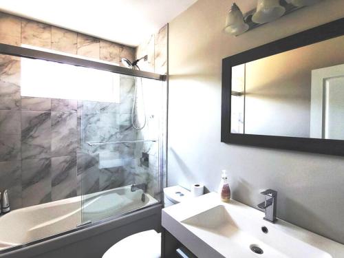 滨湖尼亚加拉Cozy Home in Niagara-on-the-Lake的一间带水槽、淋浴和镜子的浴室