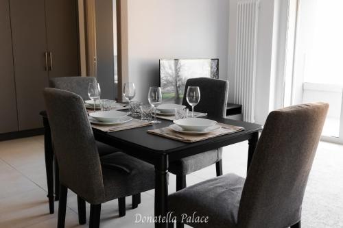 卢加诺Elegant Apartments in Lugano的餐桌、椅子和酒杯