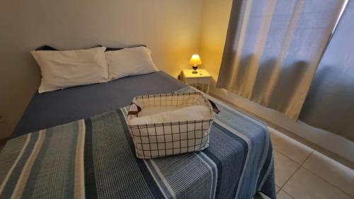 锡诺普Apartamento Confortável e Espaçoso的一间卧室,配有一张带篮子的床