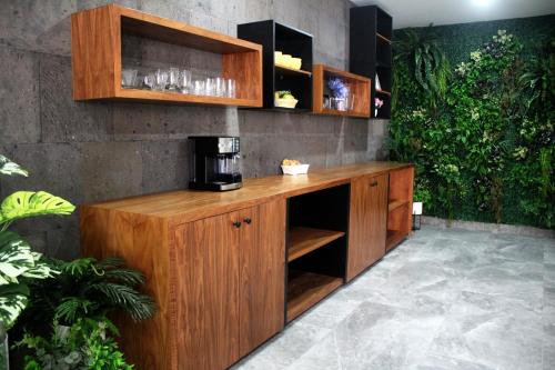 普拉亚卡门Mini Rooms By Illusion的木制橱柜和咖啡壶