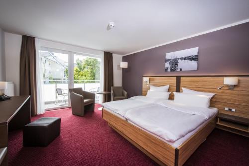 比苏姆Hotel Hafen Büsum的酒店客房设有一张床和一个大窗户