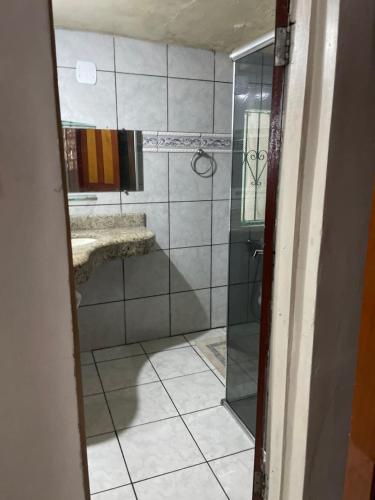 马瑙斯Casa Edgar的带淋浴的浴室和玻璃门