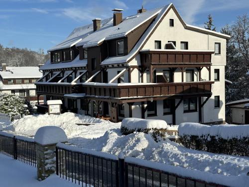 巴特萨克萨恩格努尔格宾馆的一座大房子,被雪覆盖,设有栅栏