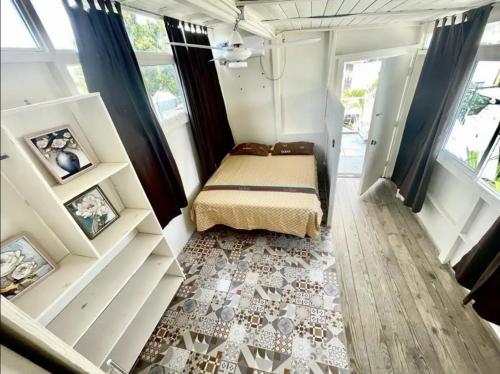 圣多明各Hostel La Española的一间小卧室,卧室内配有一张床铺,房间设有窗户