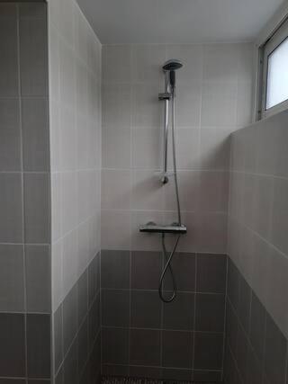 康博莱班Appartement neuf et cosy的浴室内配有淋浴和头顶淋浴