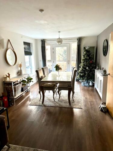 Escape Homestay的客厅配有桌子和圣诞树
