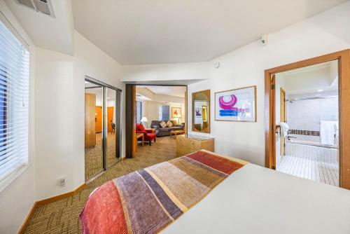 奥林匹克谷One Bedroom #101的酒店客房设有床和客厅。