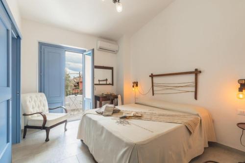 圣玛丽亚纳瓦雷安蒂科泰莱奥住宿加早餐旅馆的卧室配有床、椅子和窗户。