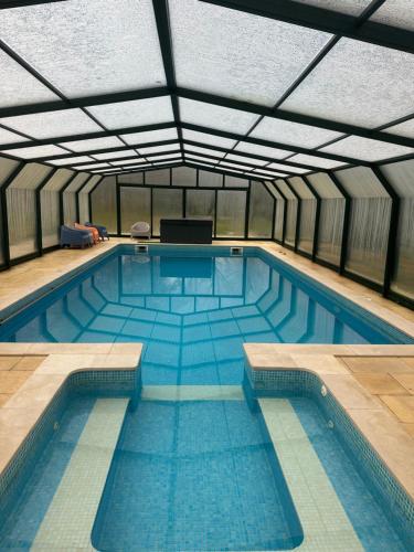 卡纳斯·德·塞尤里Manteiros Glamping的一座带天花板的大型游泳池