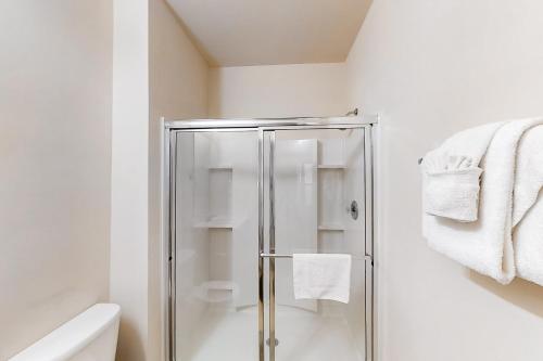 北默特尔海滩The Shell Collector @ Willowbend 731的浴室设有玻璃淋浴间,配有白色毛巾
