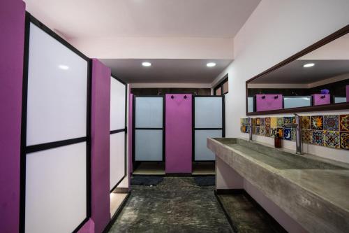 艾库玛尔Itza Hotel Akumal - Dive House的一间客房内带紫色门的走廊