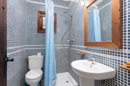 托罗克斯Villa Benizan的蓝色瓷砖浴室设有卫生间和水槽
