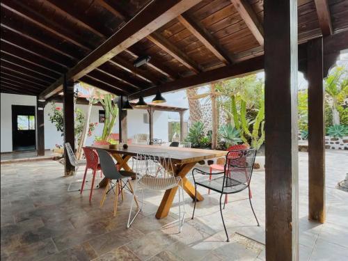 维拉韦德Casa Cocolores的户外用餐区配有木桌和椅子
