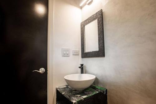 普拉纳维瑙Body - Tiny Home Venao Cove的一间带碗水槽和镜子的浴室