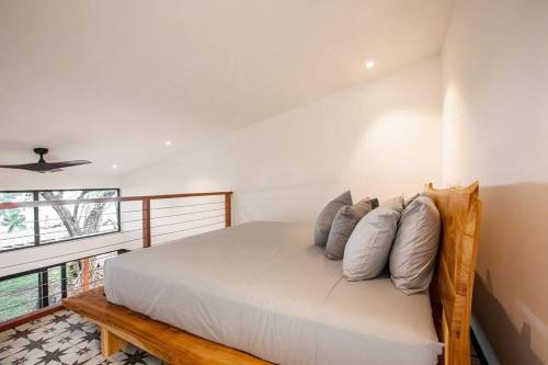 普拉纳维瑙Mind- Tiny Home Venao Cove的一间卧室配有带枕头的床