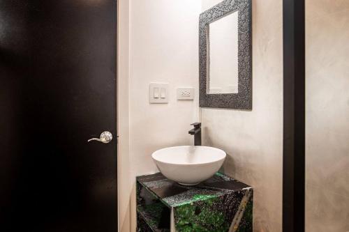 普拉纳维瑙Soul - Tiny Home Venao Cove的一间带水槽和镜子的浴室