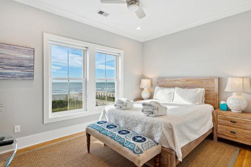 富丽海滩The Swell Life的一间卧室设有一张床,享有海景
