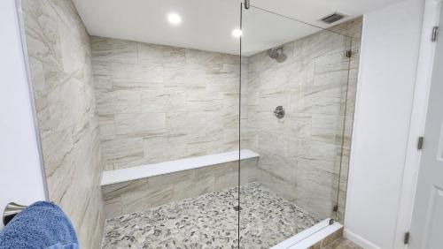 基韦斯特-Atlantic Sunrise Penthouse的带淋浴的浴室和玻璃门