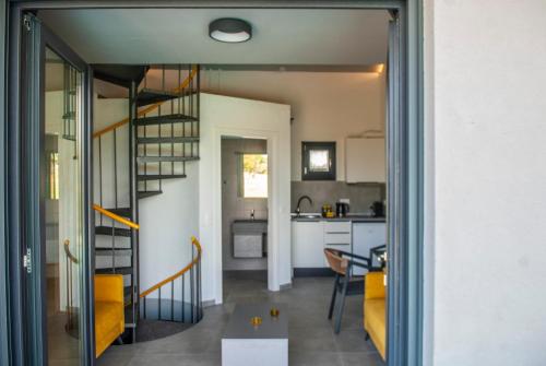诺亚福克Aurora Suites的一间厨房和带螺旋楼梯的用餐室,位于一栋房子内