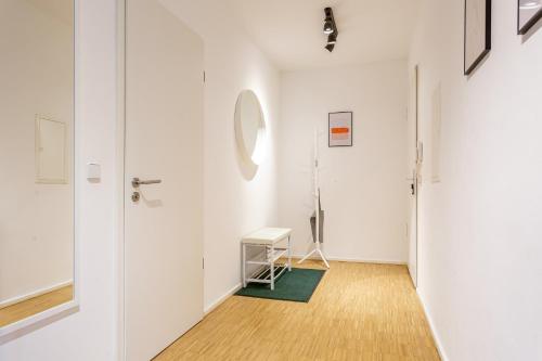 柏林Global Living - Design Apartment I Central I Smart-TV I Kitchen I Berlin的一条空的走廊,有门和桌子