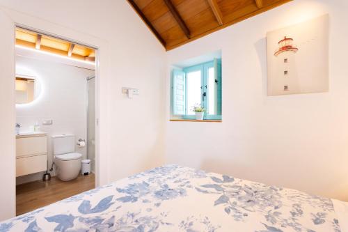 Las Crucescasa mo Tenerife的一间卧室设有一张床和一间浴室。