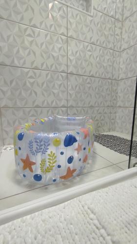 库里提巴Family House - Curitiba的放在浴室架子上的塑料袋