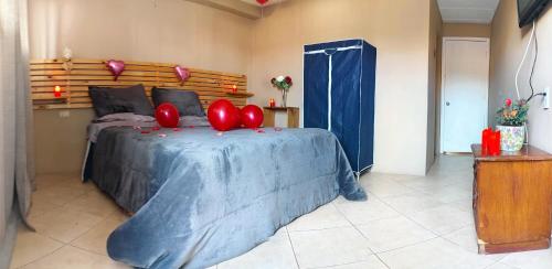 卡塔赫纳Hotel Gran Riviera的一间卧室,床上配有红色气球床
