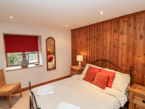 Rousdon3 Home Farm South的一间卧室配有一张木墙床