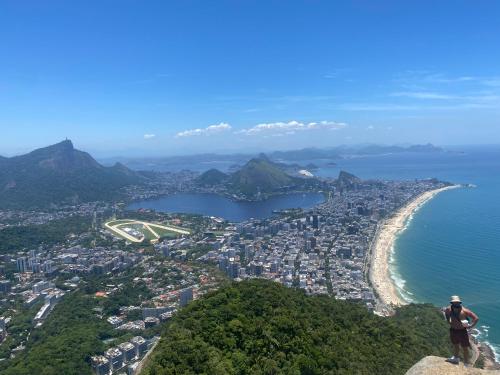 里约热内卢Studio Reformado coração Leblon的站在山顶上俯瞰城市的人