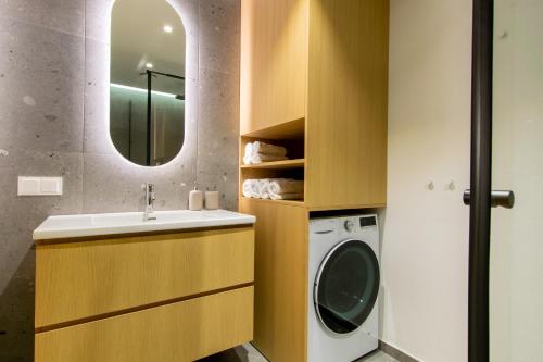 塔林Tobiase Residences - Luxury Apartments的一间带洗衣机和水槽的浴室