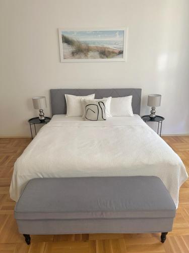布拉格Byt ve městě Praha 2的一间卧室配有一张带两盏灯的大型白色床。