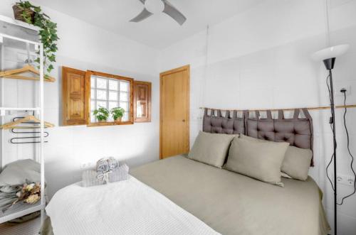 CatadauLa Bombonera的一间卧室配有一张带床头板的床和窗户