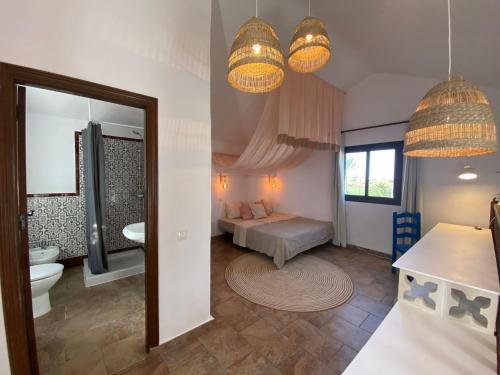 维拉韦德Casa Cocolores的浴室设有床、水槽和镜子