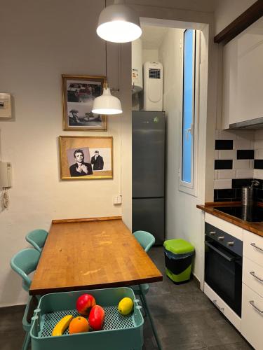 巴塞罗那Bonito apartamento en zona centrica de Barcelona的厨房配有带水果的桌子
