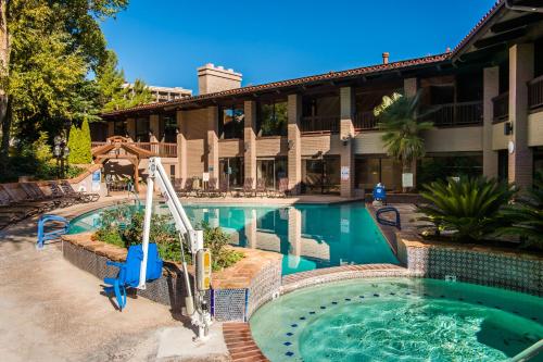 塞多纳Arroyo Roble Resort at Oak Creek的酒店前的游泳池
