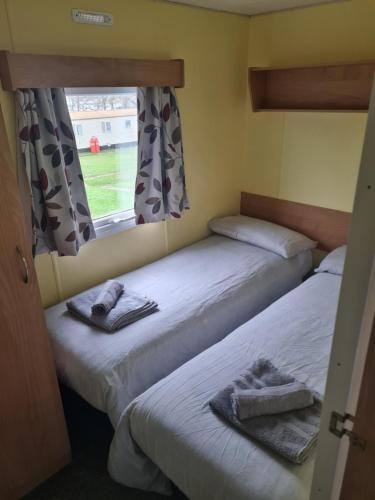 考斯31 Beachlands的小型客房 - 带2张床和窗户