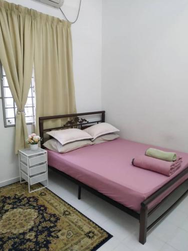 Homestay Seri Aman Pasir Puteh的卧室配有一张大粉色床和窗户