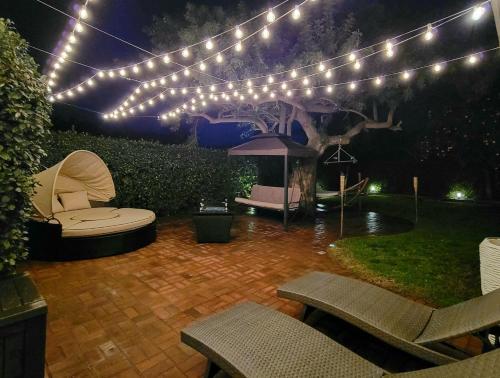 洛杉矶House In Lake Balboa/Los Angeles的庭院配有灯和桌椅