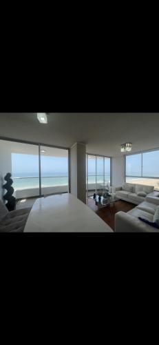 利马Panoramic Condominio的一间卧室配有一张床,享有海景