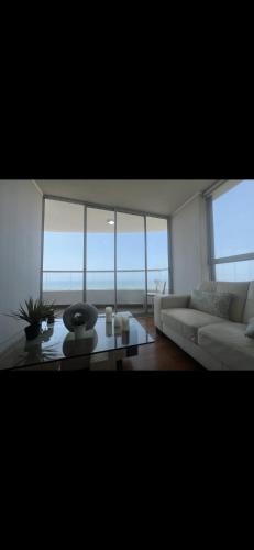 利马Panoramic Condominio的客厅配有白色的沙发和桌子