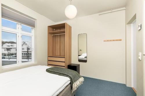 斯塔万格Central Guest House - Bedroom with private Bathroom的一间卧室设有一张床和一个窗口