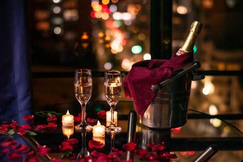 拉巴斯雅莉格丝酒店的一张桌子,上面放有酒杯和一桶香槟