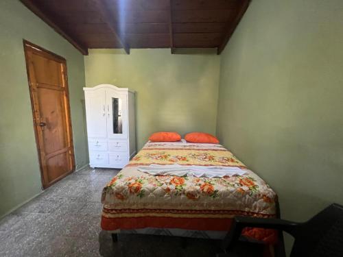 帕纳哈切尔Cabaña de Atitlan的一间卧室配有带橙色枕头的床
