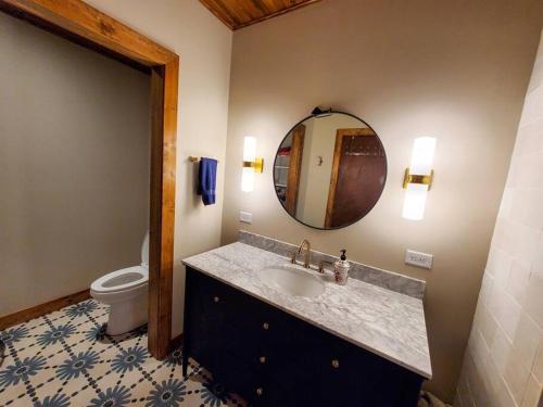 朱诺Juneau Cabin near Eaglecrest & Trails的一间带水槽、卫生间和镜子的浴室
