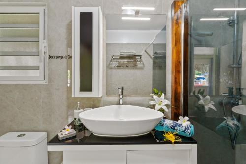 莫雷阿Fare Oaoa Haapiti的浴室配有白色水槽和淋浴。