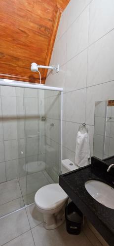 蒂安瓜Pousada Canto Gaúcho的浴室配有卫生间、淋浴和盥洗盆。