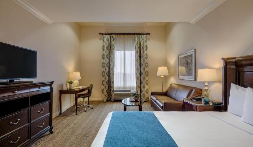 芳泉谷亨廷顿海滩/喷泉谷艾尔斯酒店的酒店客房,配有床和电视