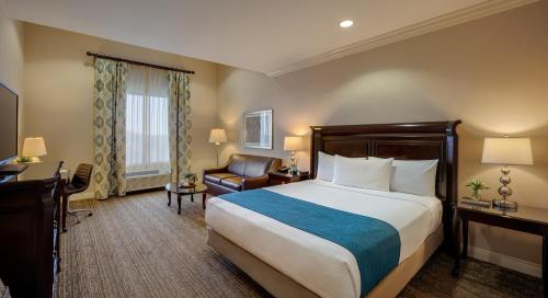 芳泉谷亨廷顿海滩/喷泉谷艾尔斯酒店的配有一张床和一把椅子的酒店客房
